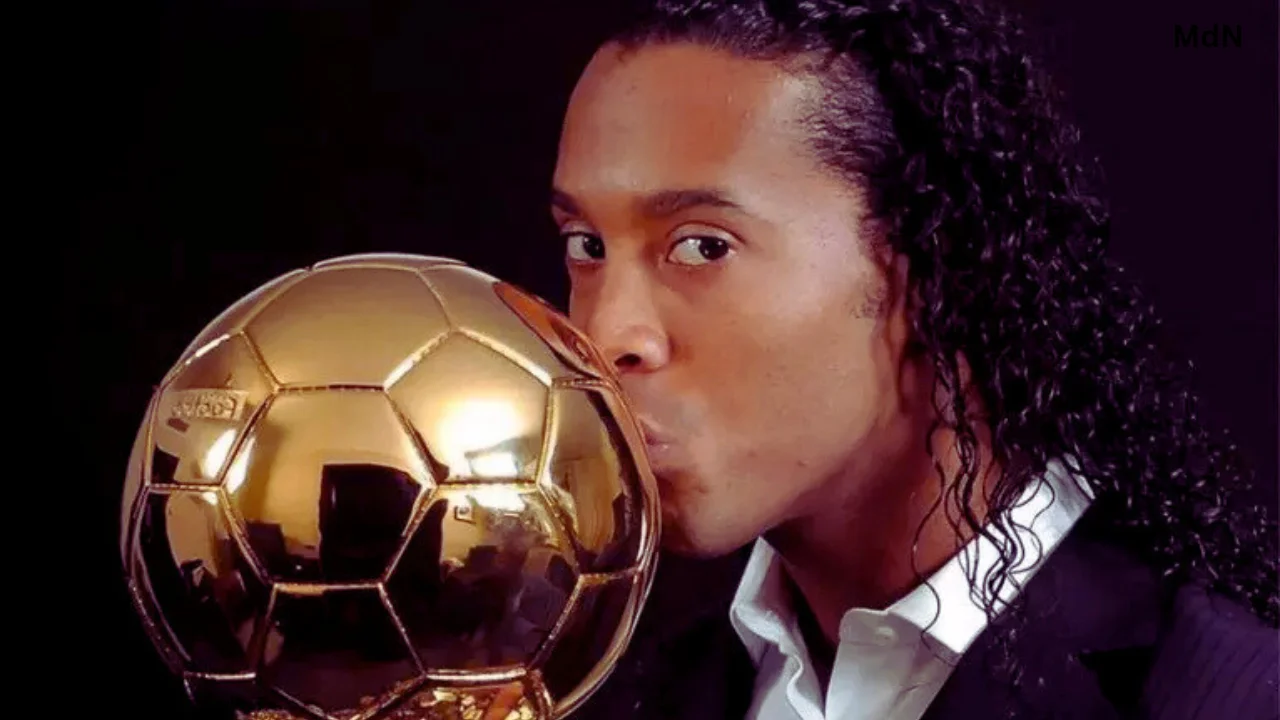 Ronaldinho Gaúcho e a Entrega da Bola de Ouro em Paris Ronaldinho Gaúcho entrega a bola de ouro